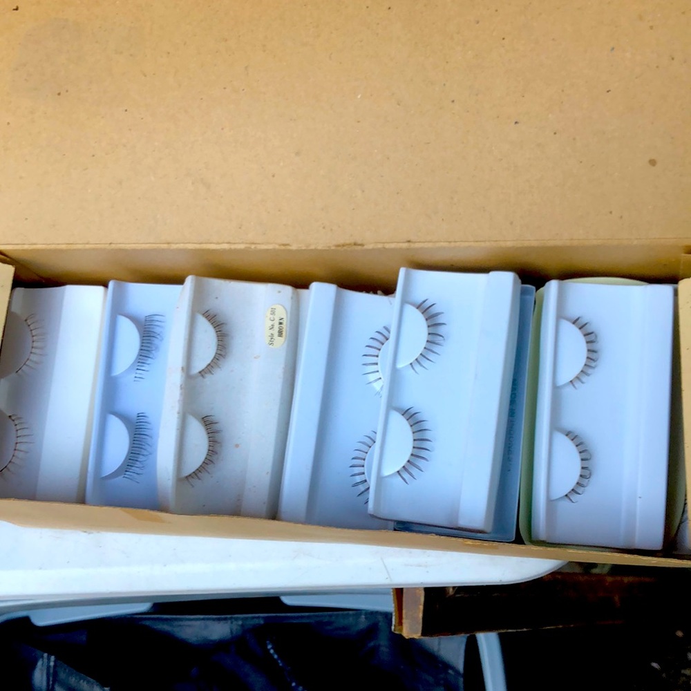 Box of underlashes for ultimate glam look